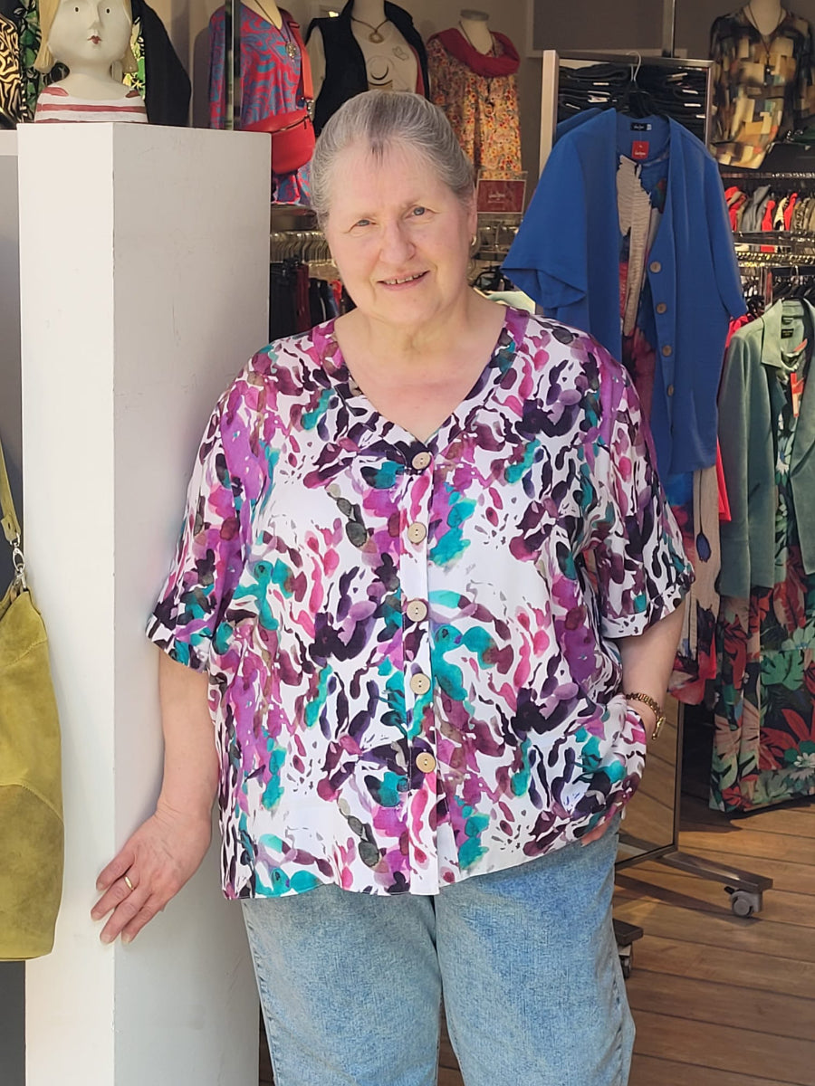 Justyna Kurzarmbluse mit sommerlichem Print